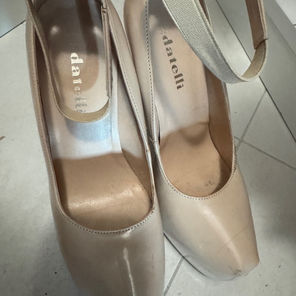 Cream High-Heeled Pumps with Pointed Toe and Glossy Finish